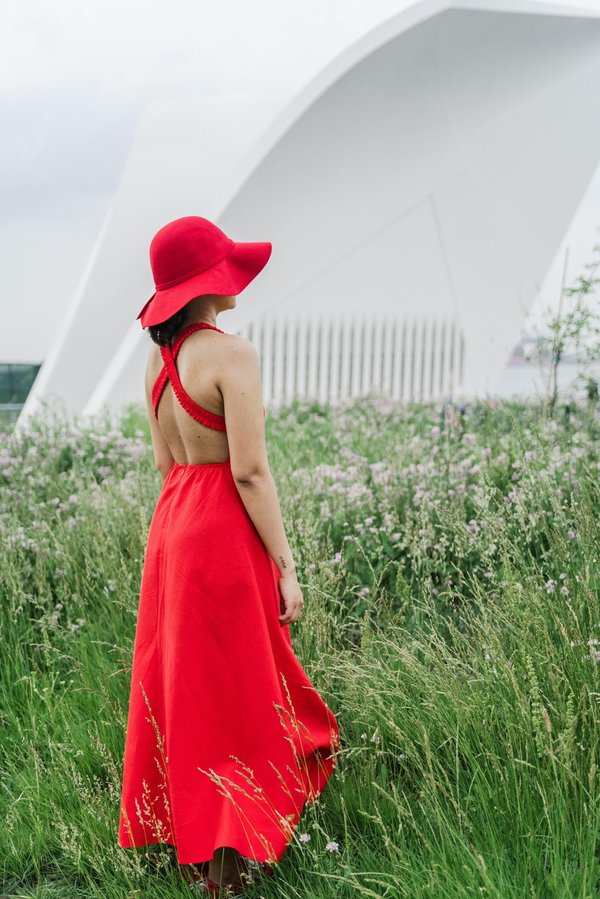 Rotes, rückenfreies kleid: der schlüssel zu verführerischer eleganz